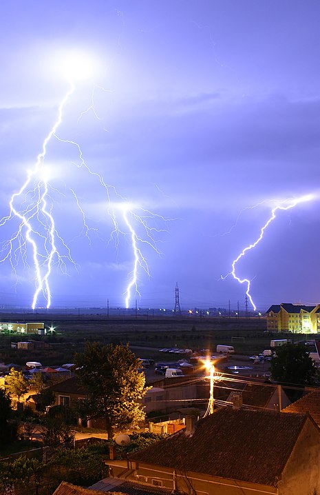 Questa immagine ha l'attributo alt vuoto; il nome del file è FULMINE-Lightning_over_Oradea_Romania_3.jpg