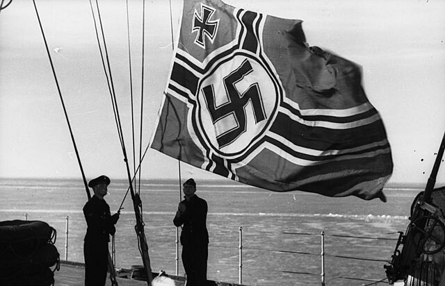 Questa immagine ha l'attributo alt vuoto; il nome del file è GERMANIA-Bundesarchiv_Bild_101II-MN-1009-39_Danemark_Reichskriegsflagge.jpg