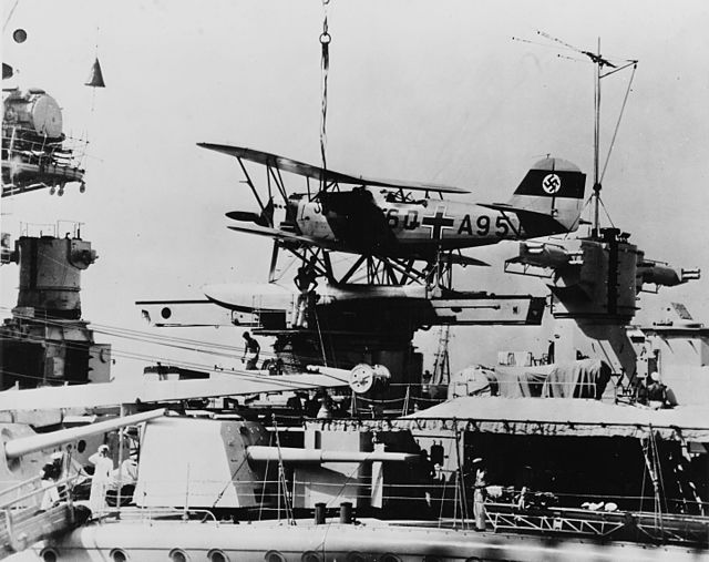 Questa immagine ha l'attributo alt vuoto; il nome del file è Heinkel_He_60_on_German_cruiser_Admiral_Scheer_c1936.jpg