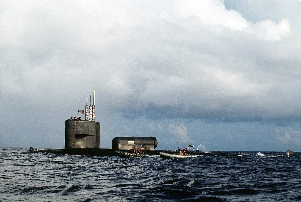 Questa immagine ha l'attributo alt vuoto; il nome del file è US-NAVY-SDV-SHELTER-1280px-USS_Archerfish_SSN-678_with_DDS-1024x686.jpg