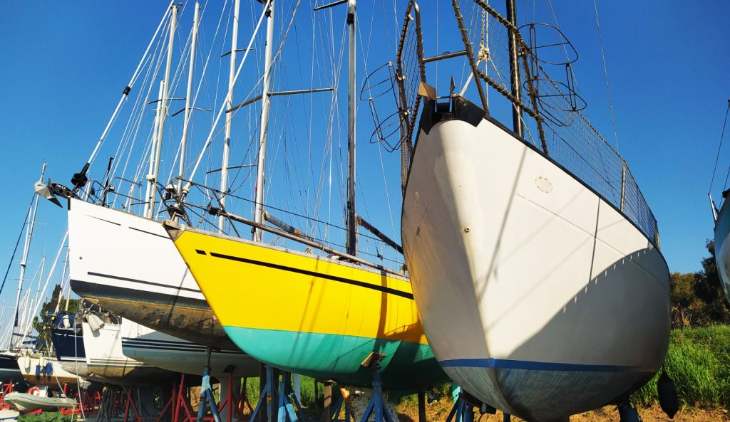 Questa immagine ha l'attributo alt vuoto; il nome del file è 03_scafi-a-terra-in-fila_sabbiato-primer-epoxy-e-ancora-da-lavare-1024x593.jpg