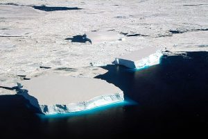 ANTARTIDE SEA WEDDEL 640px-Small_Tabular_Icebergs_(26376305448)