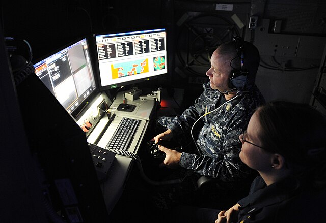 Questa immagine ha l'attributo alt vuoto; il nome del file è Laser_Weapon_System_control_station_aboard_USS_Ponce_AFSBI-15_in_November_2014_01.jpg