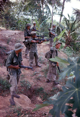 Questa immagine ha l'attributo alt vuoto; il nome del file è ROSSI-VIETNAM-001GAR00020.jpg