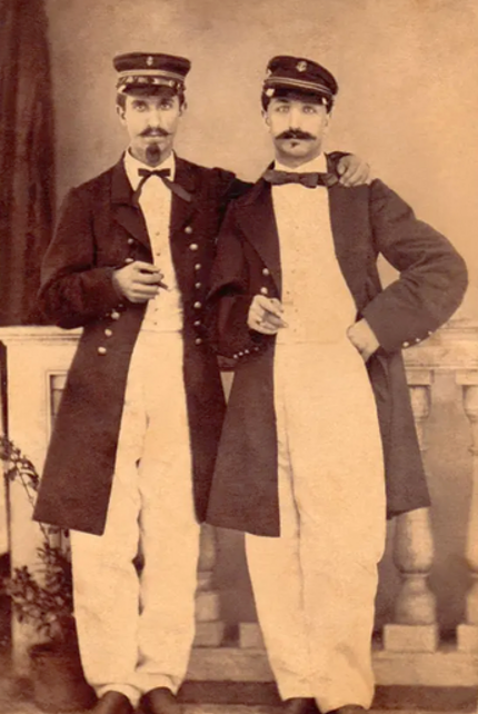 Questa immagine ha l'attributo alt vuoto; il nome del file è Sottufficiali-di-Maggiorita-Archivio-storico-fotografico-Adriano-Ciabani.png