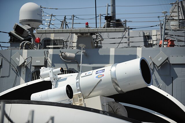 Questa immagine ha l'attributo alt vuoto; il nome del file è The_Laser_Weapon_System_LaWS_is_temporarily_installed_aboard_USS_Dewey._8635970572.jpg