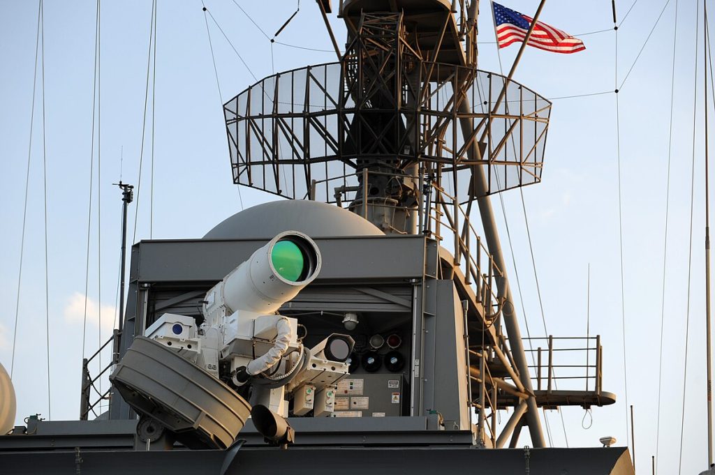 Questa immagine ha l'attributo alt vuoto; il nome del file è USN-Laser_Weapon_System_aboard_USS_Ponce_AFSBI-15_in_November_2014_05-1024x681.jpg