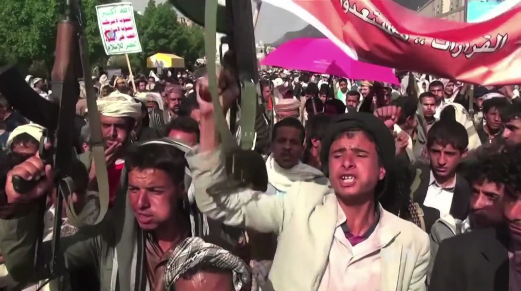 Questa immagine ha l'attributo alt vuoto; il nome del file è GEOPOLITICA-Houthis_protest_against_airstrikes_1-1024x573.png