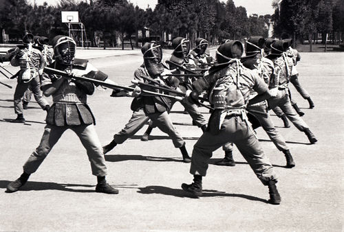 Questa immagine ha l'attributo alt vuoto; il nome del file è ROSSI-TAIWAN-1971-SCUOLA-KENDO-ACCADEMIA-001GAR03674.jpg