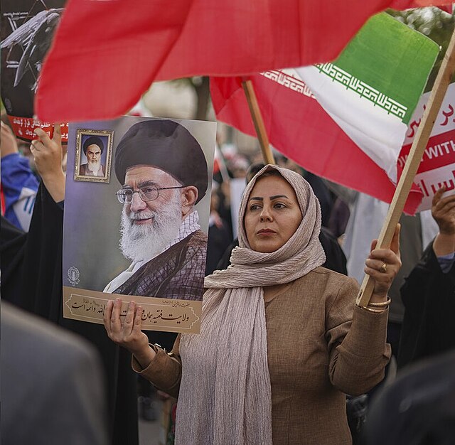 Questa immagine ha l'attributo alt vuoto; il nome del file è 21-Peoples_happiness_after_Irans_missile_attack_on_Israel-%D8%B4%D8%A7%D8%AF%DB%8C_%D9%85%D8%B1%D8%AF%D9%85_%D9%BE%D8%B3_%D8%A7%D8%B2_%D8%AD%D9%85%D9%84%D9%87_%D9%85%D9%88%D8%B4%DA%A9%DB%8C_%D8%A7%DB%8C%D8%B1%D8%A7%D9%86_%D8%A8%D9%87_%D8%A7%D8%B3%D8%B1%D8%A7%D8%A6%DB%8C%D9%84.jpg