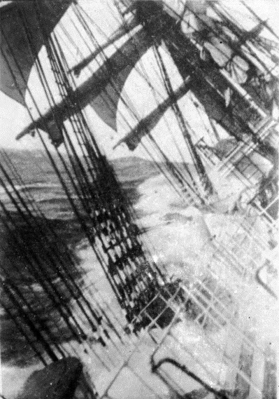 Questa immagine ha l'attributo alt vuoto; il nome del file è Unidentified_tall_ship_near_Cape_Horn_-_Nla.pic-vn3299637-v.jpg