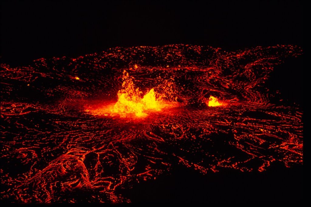 Questa immagine ha l'attributo alt vuoto; il nome del file è VULCANI-LAVA-Hawaii_Volcanoes_National_Park_HAVO3171-1024x683.jpg