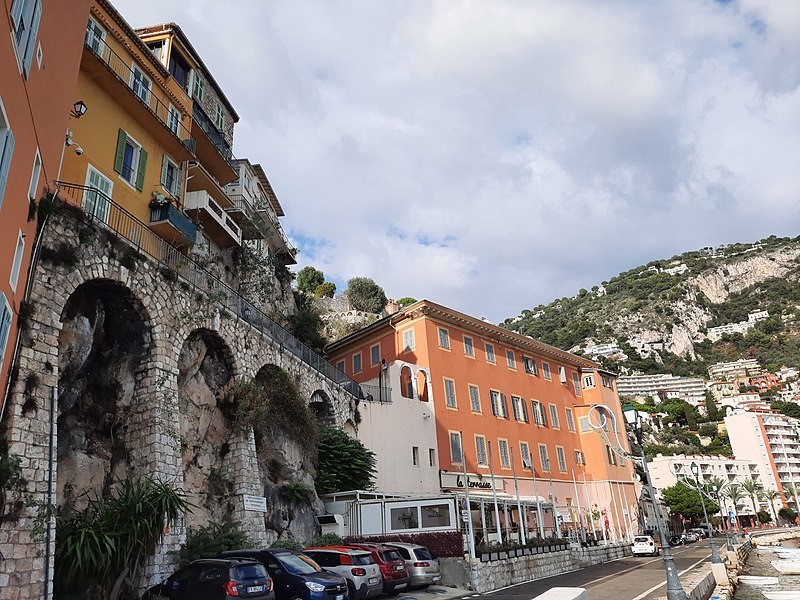 Questa immagine ha l'attributo alt vuoto; il nome del file è VILLAFRANCA-Il-Palazzo-della-Marina-oggi-trasformato-in-residence-Da-Wikimedia-commons-foto-C.-Gebhardt-1.jpg