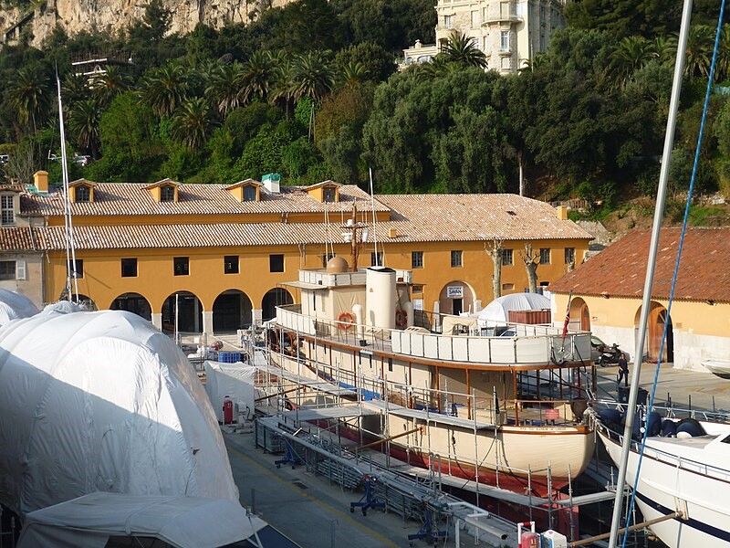 Questa immagine ha l'attributo alt vuoto; il nome del file è VILLAFRANCA-Il-bacino-e-larsenale-Da-Wikipedia-Foto-Broenberr-1.jpg