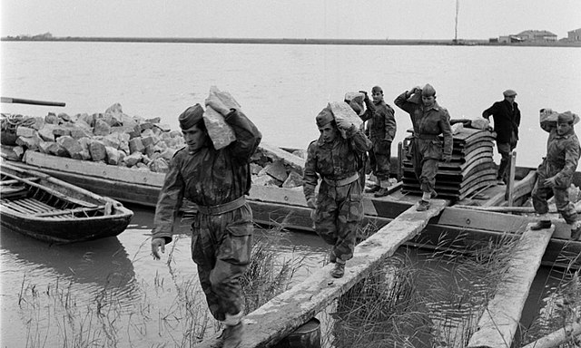 Questa immagine ha l'attributo alt vuoto; il nome del file è 640px-Battaglione_San_Marco_-_Alluvione_del_Polesine_1951.jpg