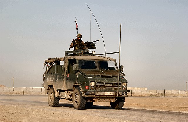 Questa immagine ha l'attributo alt vuoto; il nome del file è 640px-Italian_military_Iveco_40.10WM.jpg