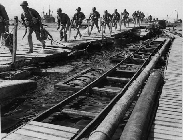 Questa immagine ha l'attributo alt vuoto; il nome del file è Italian_marines_disembarking_in_Tobruk_harbour_1942.jpg
