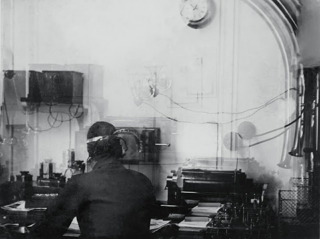 Questa immagine ha l'attributo alt vuoto; il nome del file è Titanic_Marconi_Wireless_Radio_Room-1024x765.jpg