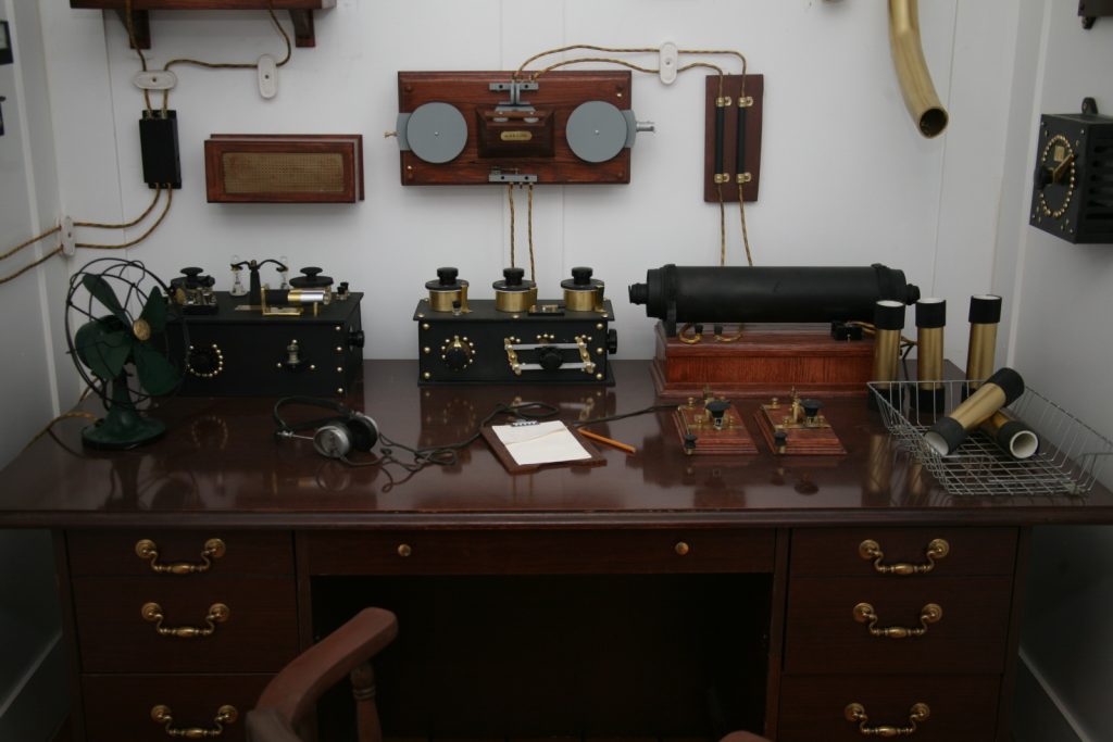 Questa immagine ha l'attributo alt vuoto; il nome del file è Titanics_Marconi_appartus-1024x683.jpg