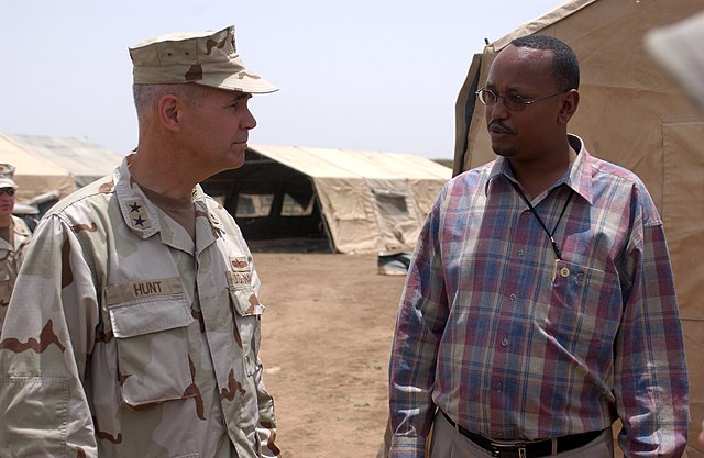 Questa immagine ha l'attributo alt vuoto; il nome del file è US_Navy_060820-N-3884F-098_Commanding_Officer_of_Combined_Joint_Task_Force_Horn_of_Africa_CJTF_HOA_Rear_Adm._Richard_Hunt_meets_with_Dire_Dawa_Mayor_Abdul_Aziz.jpg