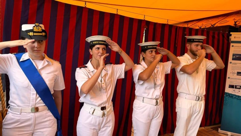 Questa immagine ha l'attributo alt vuoto; il nome del file è onori-alle-autorita-1024x576.jpg