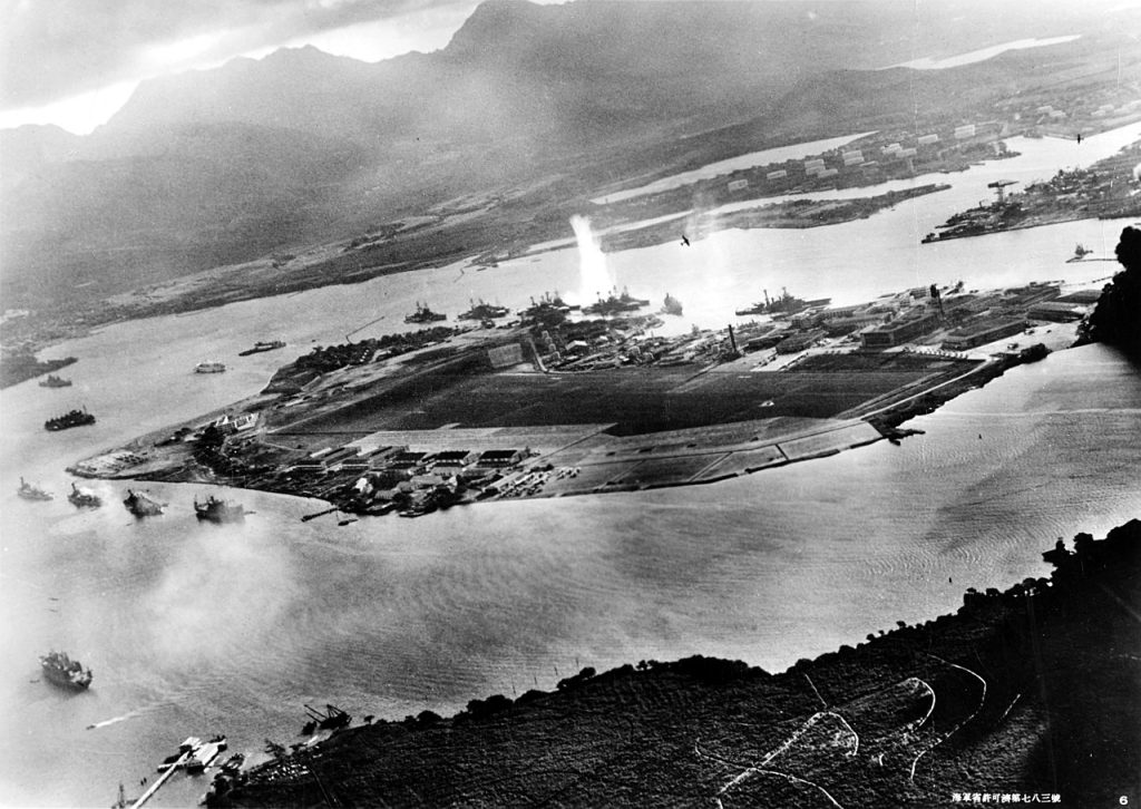 Questa immagine ha l'attributo alt vuoto; il nome del file è 1280px-Attack_on_Pearl_Harbor_Japanese_planes_view-1024x726.jpg