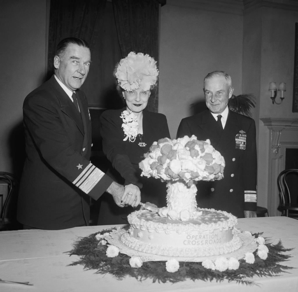 Questa immagine ha l'attributo alt vuoto; il nome del file è Admiral_Blandy_Mushroom_Cloud_Cake.jpg