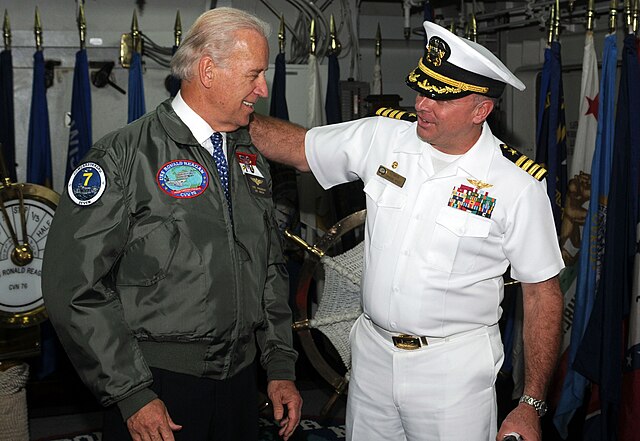 Questa immagine ha l'attributo alt vuoto; il nome del file è US_Navy_090514-N-4133B-356_Vice_President_Joe_Biden_receives_a_flight_jacket_from_the_Commanding_Officer_of_USS_Ronald_Reagan_Capt._Kenneth_Norton.jpg