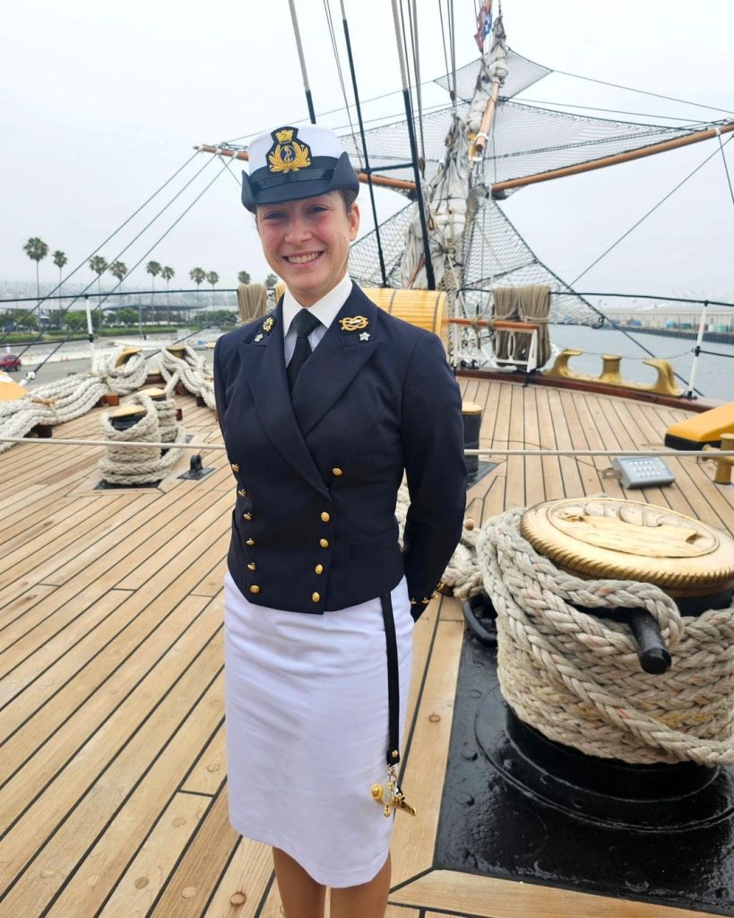 Questa immagine ha l'attributo alt vuoto; il nome del file è allieva-aaccademia-los-angeles-819x1024.jpg