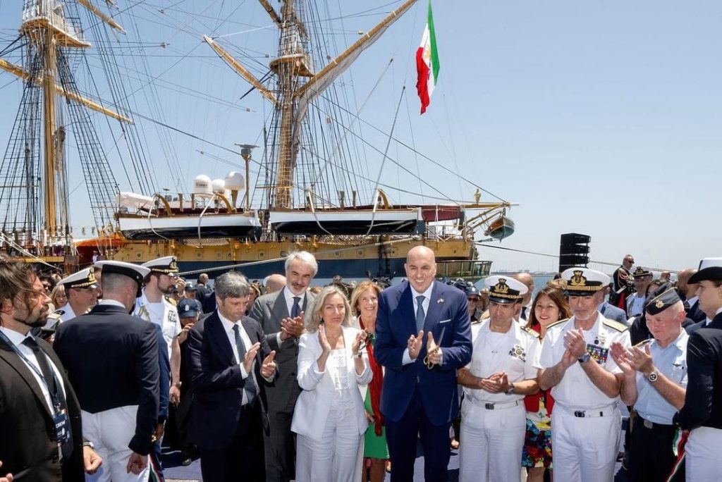 Questa immagine ha l'attributo alt vuoto; il nome del file è vespucci-los-angeles-ministro-1024x684.jpg