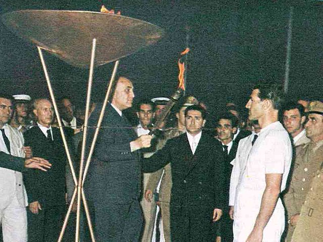 Questa immagine ha l'attributo alt vuoto; il nome del file è 640px-Concetto_Lo_Bello_-_Fiaccola_Olimpica.jpg