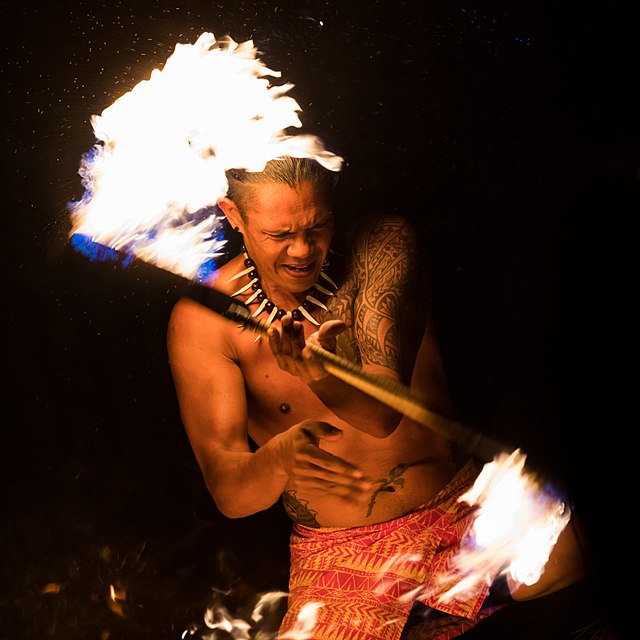 Questa immagine ha l'attributo alt vuoto; il nome del file è 640px-Lu%CA%BBau_Fire_Dancer_at_Kilohana_Plantation_Kaua%CA%BBi.jpg