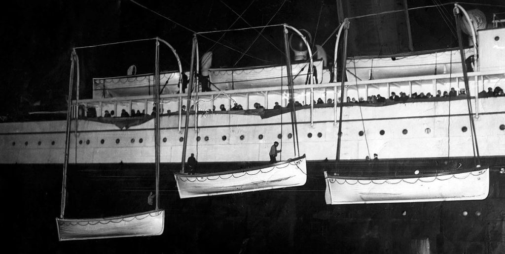 Questa immagine ha l'attributo alt vuoto; il nome del file è Carpathia_-_Titanic_lifeboats-1024x516.jpg