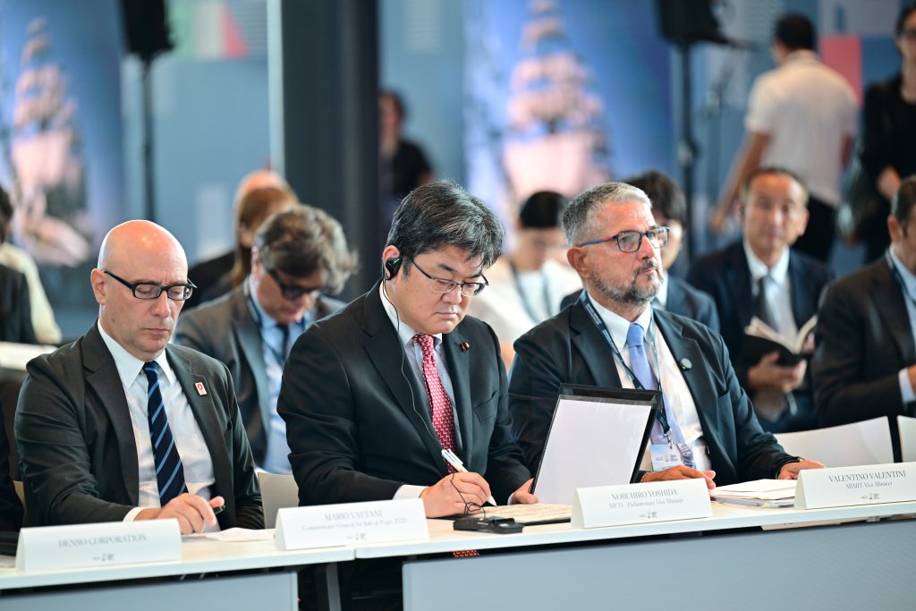 Questa immagine ha l'attributo alt vuoto; il nome del file è Commissario-Italia-a-Expo-Osaka-Vattani-Nobuhiro-Yoshida-Vice-Ministro-giapponese-dellEconomia-Commercio-e-Industria-e-VM-Valentini1-1024x683.jpg