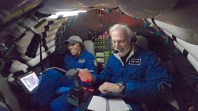 Questa immagine ha l'attributo alt vuoto; il nome del file è Dr_Dawn_Wright_and_CDR_Victor_Vescovo_Challenger_Deep_Dive_071222_Western_Pool-1.jpg