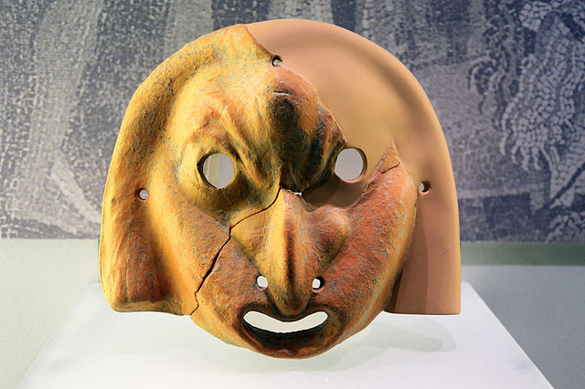 Questa immagine ha l'attributo alt vuoto; il nome del file è Greek_mask_in_terracotta_in_Museo_archeologico_nazionale_Taranto.jpg