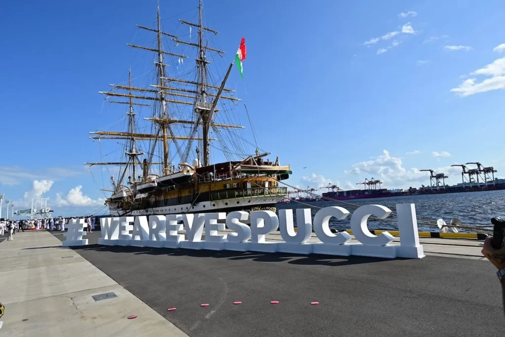 Questa immagine ha l'attributo alt vuoto; il nome del file è Nave-Amerigo-Vespucci-nel-porto-di-Tokyo-1024x683.webp