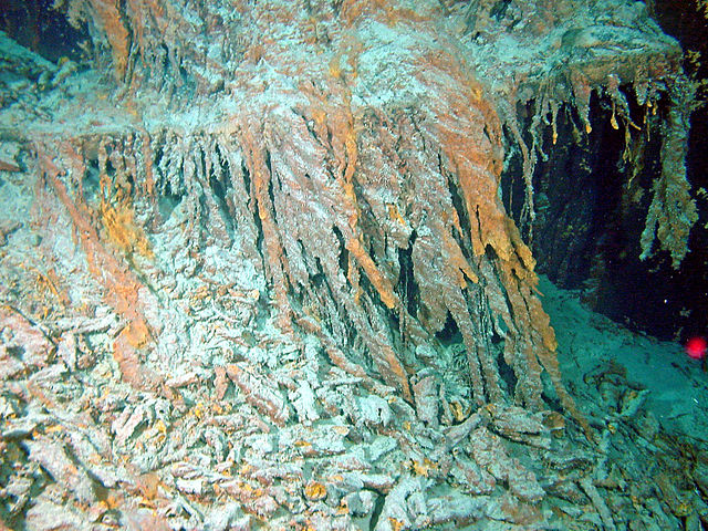 Questa immagine ha l'attributo alt vuoto; il nome del file è Titanic-640px-Detached_rusticles_hires.jpg