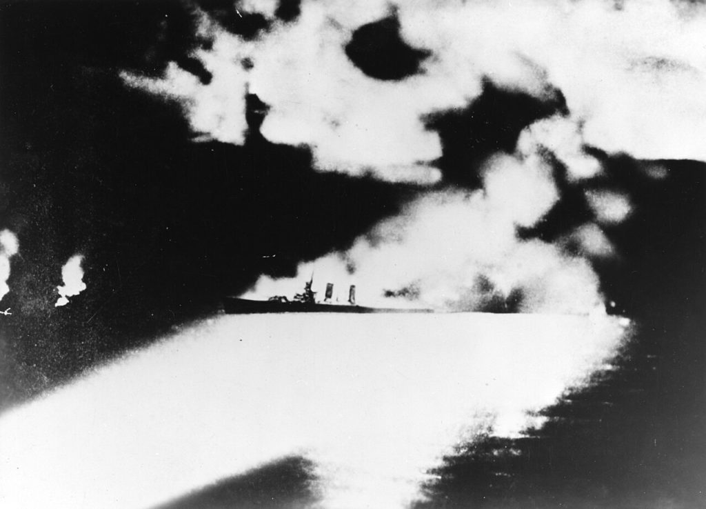 Questa immagine ha l'attributo alt vuoto; il nome del file è USS_Quincy_CA-39_under_fire_during_the_Battle_of_Savo_Island_on_9_August_1942_NH_50346-1024x738.jpg