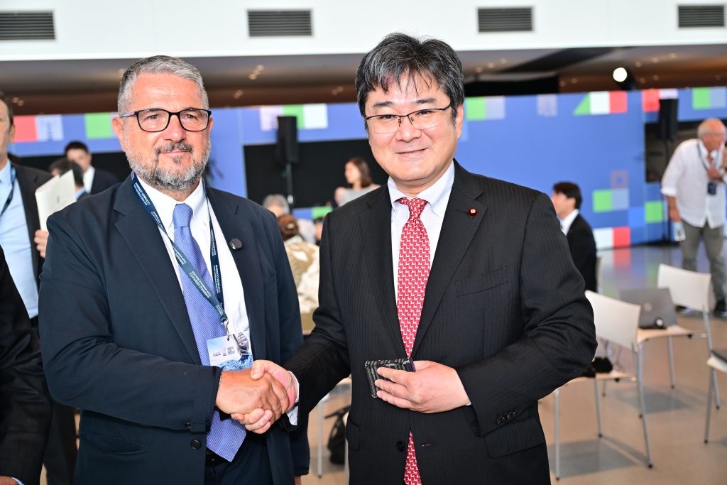 Questa immagine ha l'attributo alt vuoto; il nome del file è Vice-Ministro-Valentino-Valentini-e-Nobuhiro-Yoshida-Vice-Ministro-giapponese-dellEconomia-Commercio-e-Industria-1024x683.jpg