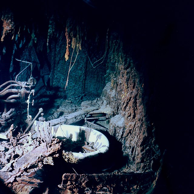 Questa immagine ha l'attributo alt vuoto; il nome del file è titanic-640px-Captain_Smiths_bathroom.jpg