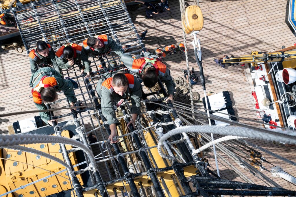 Questa immagine ha l'attributo alt vuoto; il nome del file è 20240715-Nave-Vespucci-Posto-di-manovra-generale-alle-vele-_LAP3613-1024x683.jpg