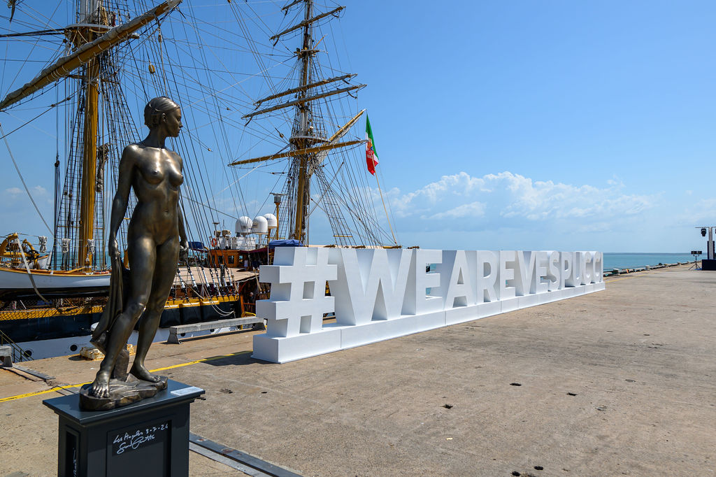 Questa immagine ha l'attributo alt vuoto; il nome del file è 1-Tour-Mondiale-Vespucci-Villaggio-Italia-Darwin.jpg