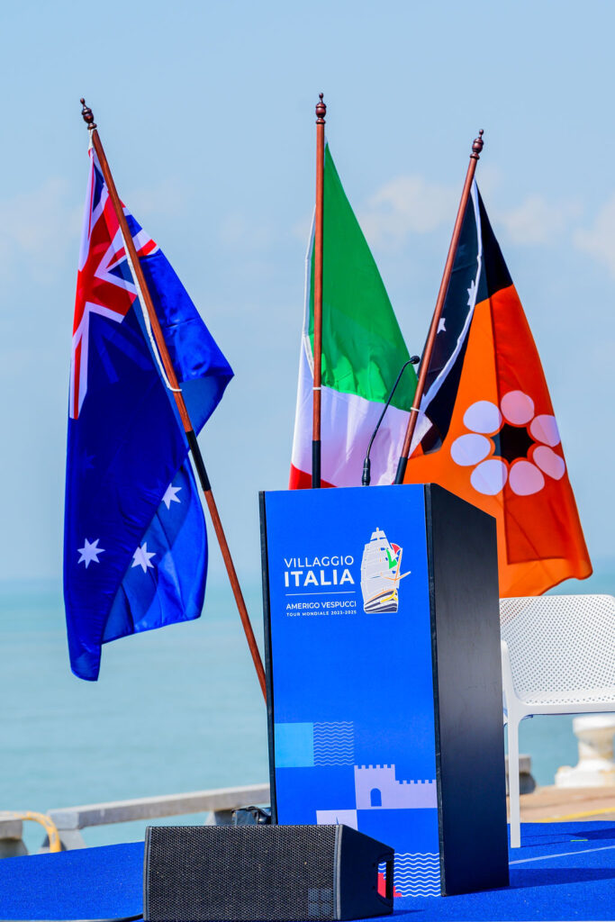 Questa immagine ha l'attributo alt vuoto; il nome del file è 11-Tour-Mondiale-Vespucci-Villaggio-Italia-Darwin-683x1024.jpg