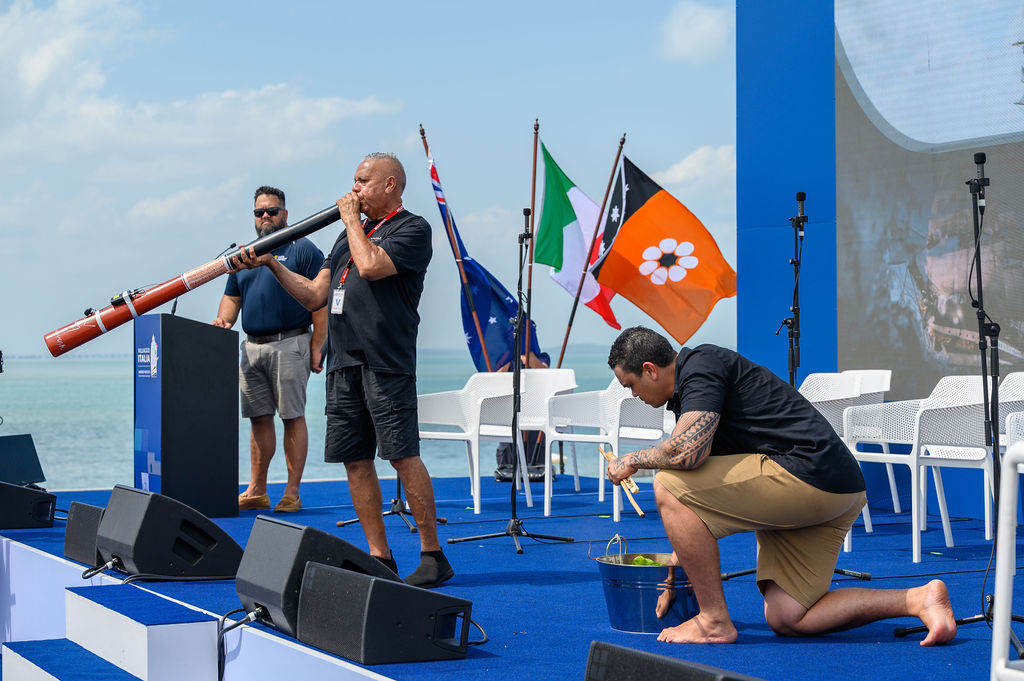 Questa immagine ha l'attributo alt vuoto; il nome del file è 12-Tour-Mondiale-Vespucci-Villaggio-Italia-Darwin-cerimonia-aborigeni-2.jpg