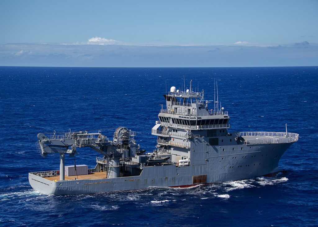 Questa immagine ha l'attributo alt vuoto; il nome del file è 1280px-Aft_view_of_HMNZS_Manawanui_A09_underway_in_the_Pacific_Ocean_on_18_August_2020_200818-N-SH168-1093-1024x731.jpeg