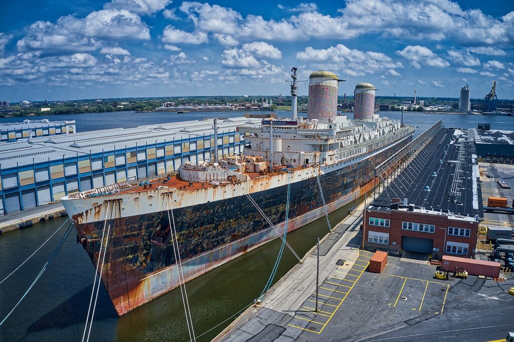 Questa immagine ha l'attributo alt vuoto; il nome del file è 1280px-SS_United_States_HDR_off_Bow-1024x682.jpg