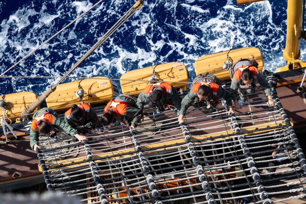 Questa immagine ha l'attributo alt vuoto; il nome del file è 20240715-Nave-Vespucci-Posto-di-manovra-generale-alle-vele-_LAP3607-1024x683.jpg