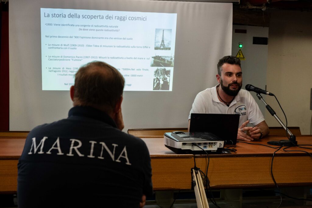 Questa immagine ha l'attributo alt vuoto; il nome del file è 20241014-Nave-Vespucci-Conferenza-Raggi-cosmici-_LAP2599-1024x683.jpg