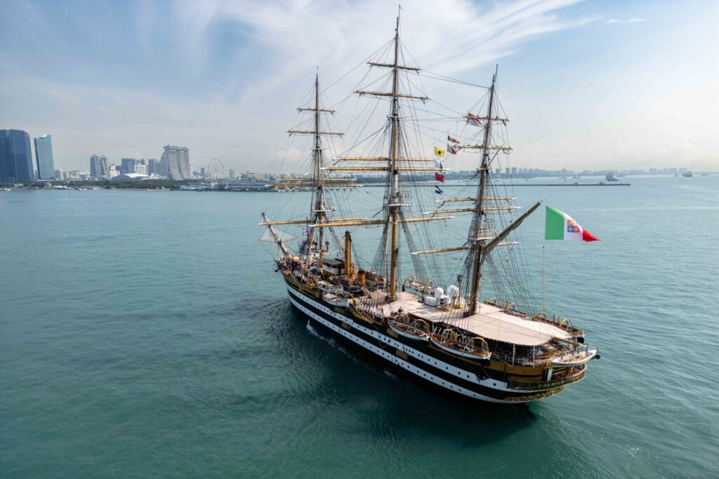 Questa immagine ha l'attributo alt vuoto; il nome del file è 20241023-Nave-Vespucci-Arrivo-Singapore-DJI_0041-1024x683.jpg